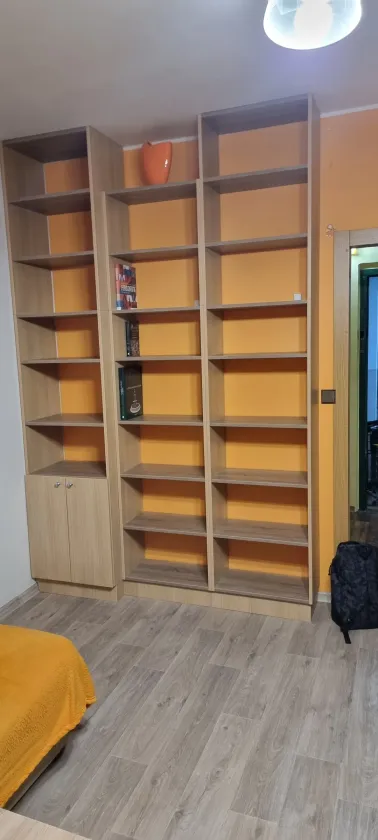 Vysoká světlá knihovna s&nbsp;rovnými policemi od podlahy ke stropu