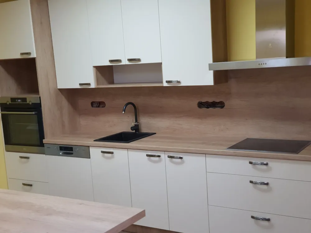 Bílá linka s&nbsp;dubovou deskou a&nbsp;obkladem, varnou deskou a&nbsp;troubou
