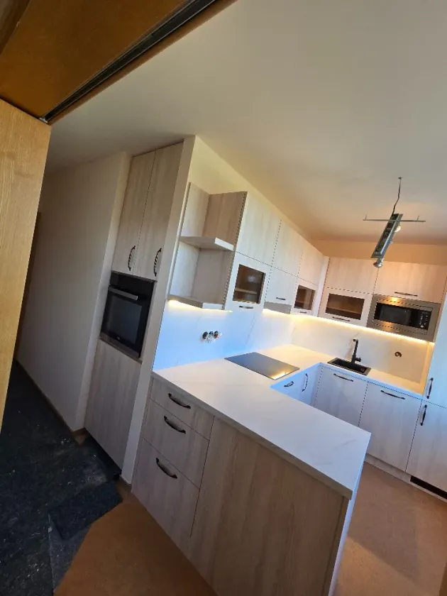 Světlá dubová a&nbsp;bílá linka s&nbsp;poloostrůvkem a&nbsp;LED podsvícením