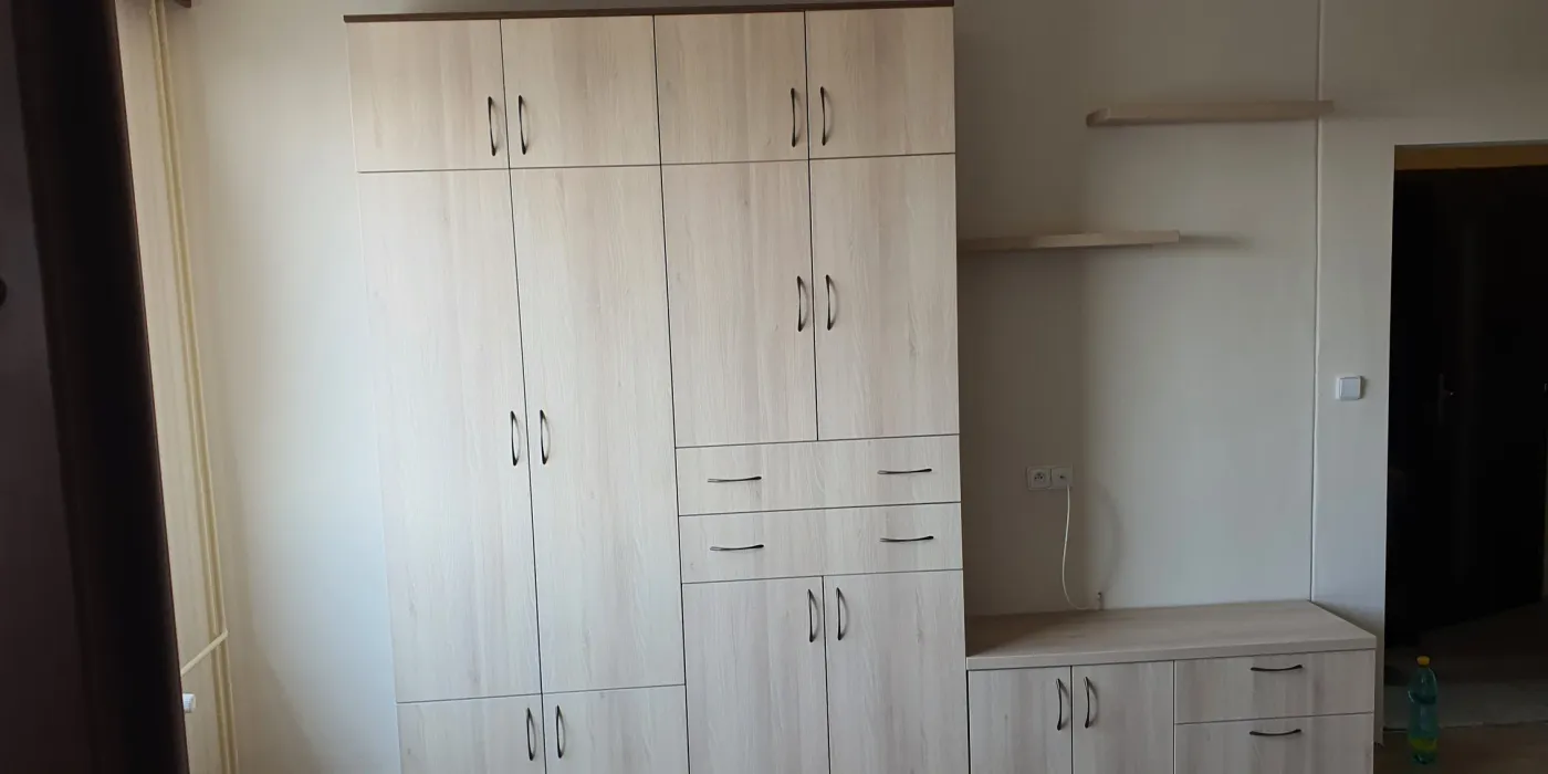 Světlá obývací stěna se skříněmi a&nbsp;otevřenou policí