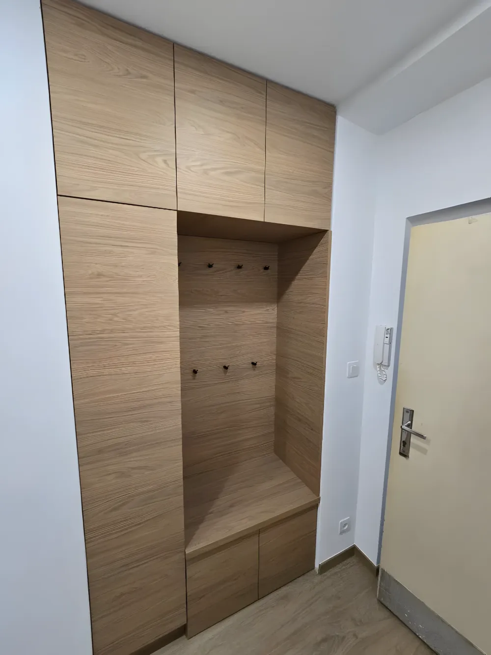Předsíňová stěna celá v&nbsp;dubovém dekoru s&nbsp;nikou a&nbsp;lavicí