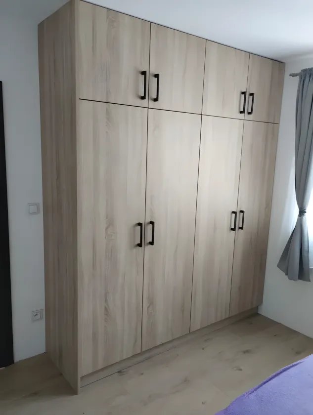 Šatní skříň v&nbsp;dekoru šedého dubu s&nbsp;černými úchytkami