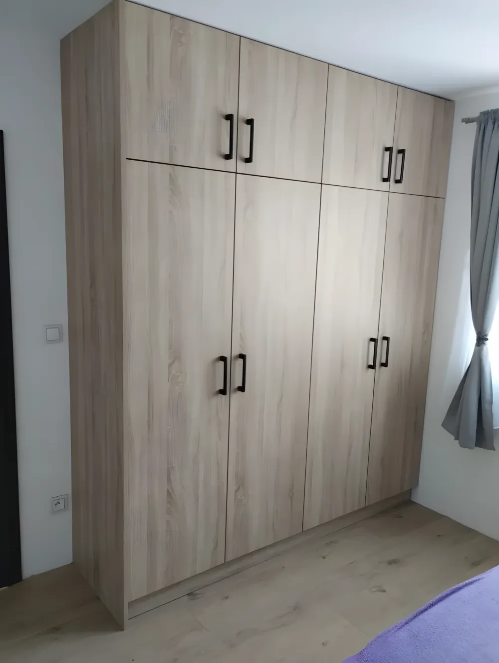Šatní skříň v&nbsp;dekoru šedého dubu s&nbsp;černými úchytkami