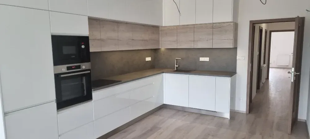 Bílá linka do L s&nbsp;tmavou troubou a&nbsp;dubovými horními dvířky