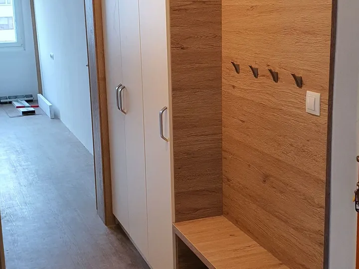 Věšáková stěna do předsíně: dubový panel s háčky a lavice pod skříní