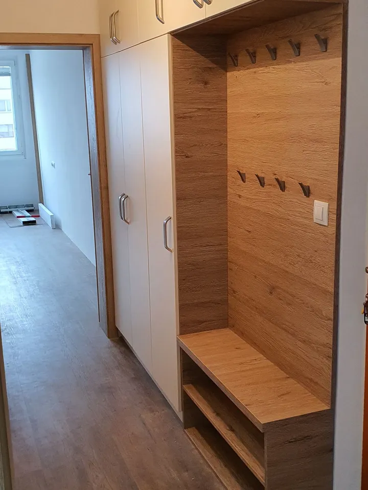 Věšáková stěna do předsíně: dubový panel s&nbsp;háčky a&nbsp;lavice pod skříní