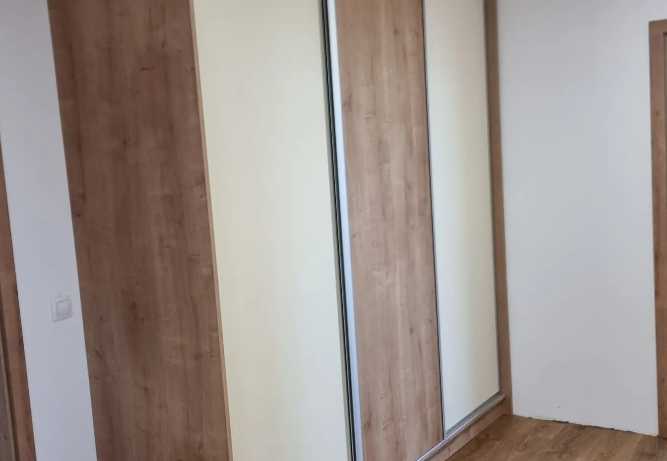 Vestavěná skříň s posuvnými dveřmi, výplně bílé a v dubovém dekoru
